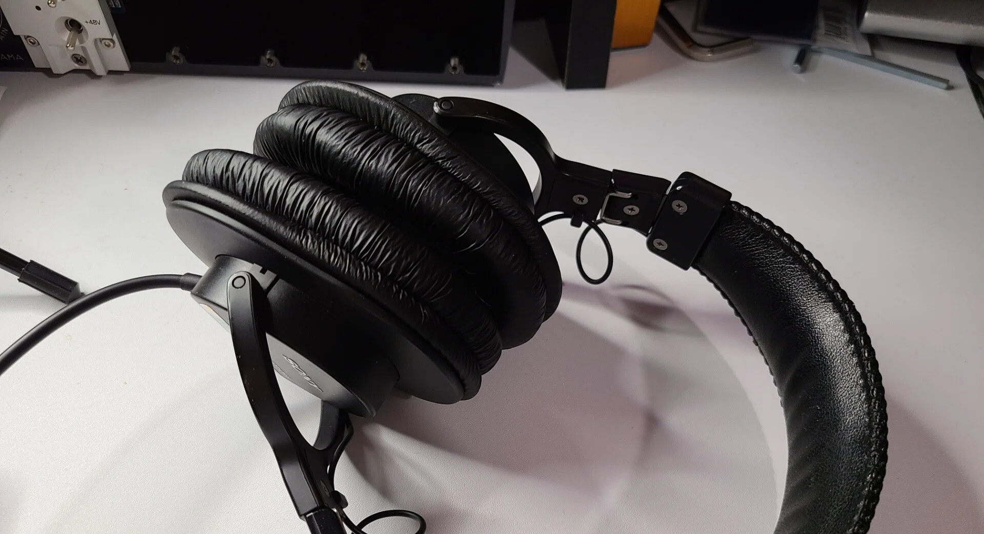 コスパ最強！DTMデスクの新定番 Pro Style KWD-100のレビュー｜菅 紗