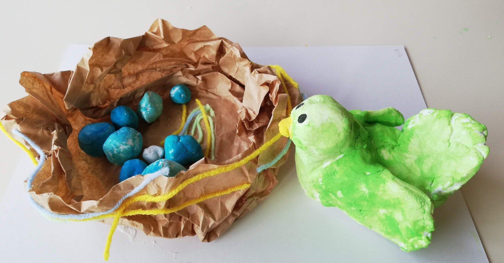 鳥の巣をテーマに、子どもたちとアート体験（2）「紙粘土（前編