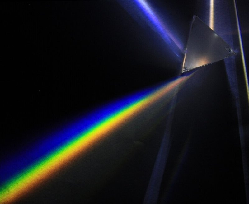 800px-Light_dispersion_of_a_mercury-vapor_lamp_with_a_flint_glass_prism_IPNr°0125 - コピー