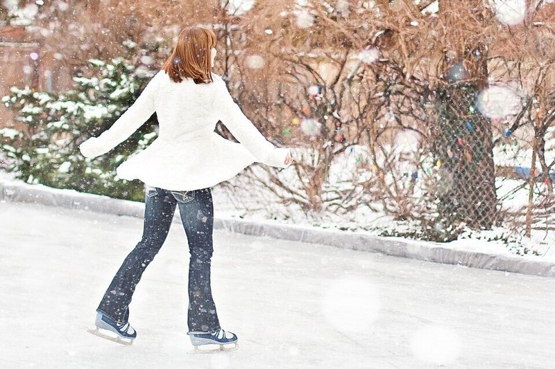 女性・スケートリンク・雪・冬