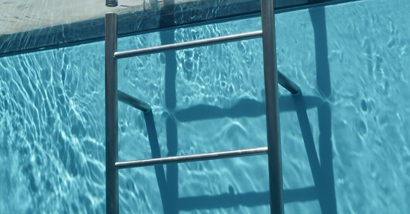 スペインにあるプールの水深が深くてびっくりした話 Sacha スペイン語 英語 日本語 Note