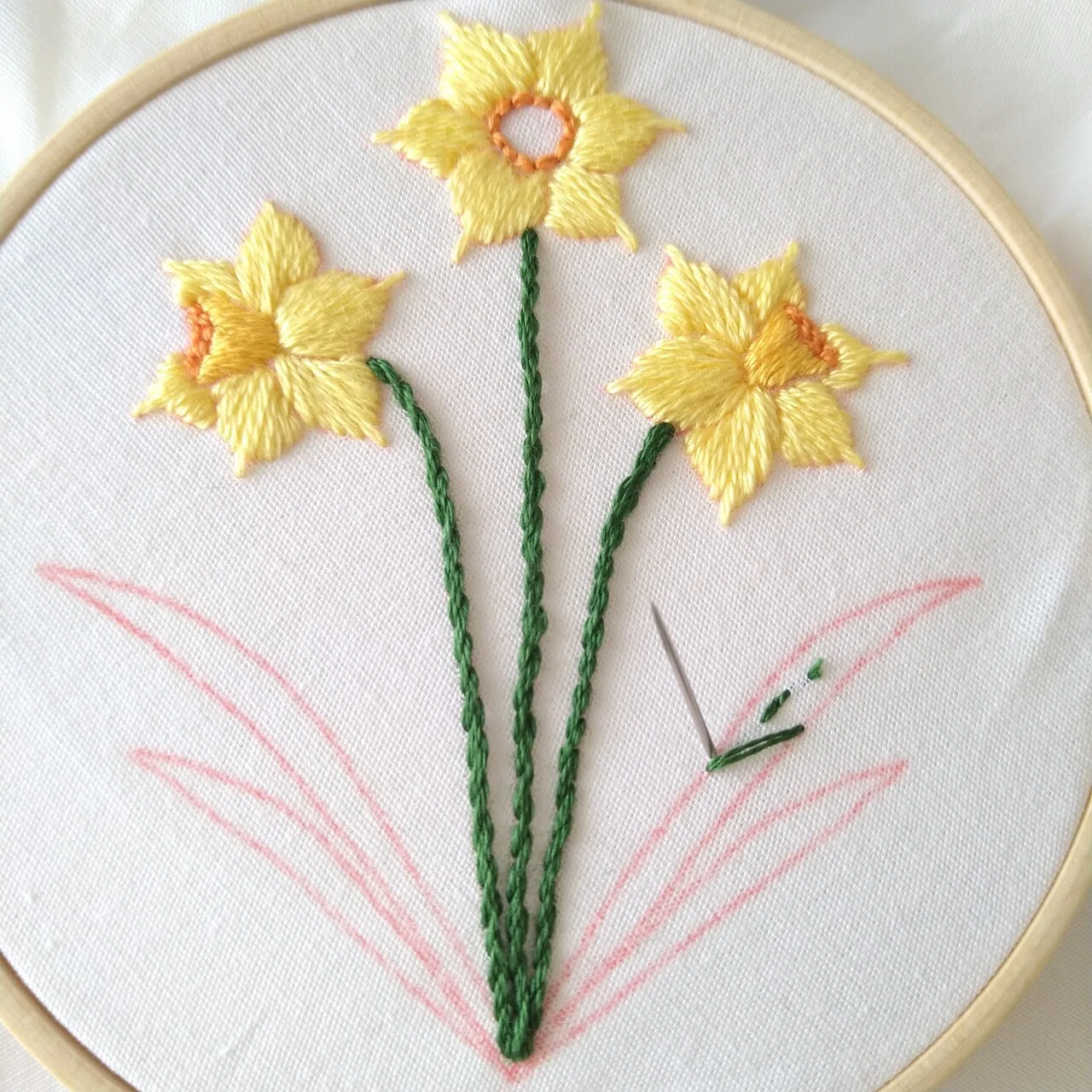 スイセンの花の刺繍ハンカチキットを作ろう* ステップ8 〜葉っぱの刺繍