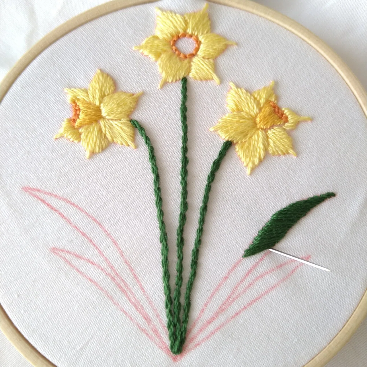♡C13(*^-^)♡さま確認用です。 大判クロス＆手刺繍お花2束×2·͜· ♡ スイセンの花の刺繍ハンカチキットを作ろう* ステップ8 〜葉っぱの刺繍