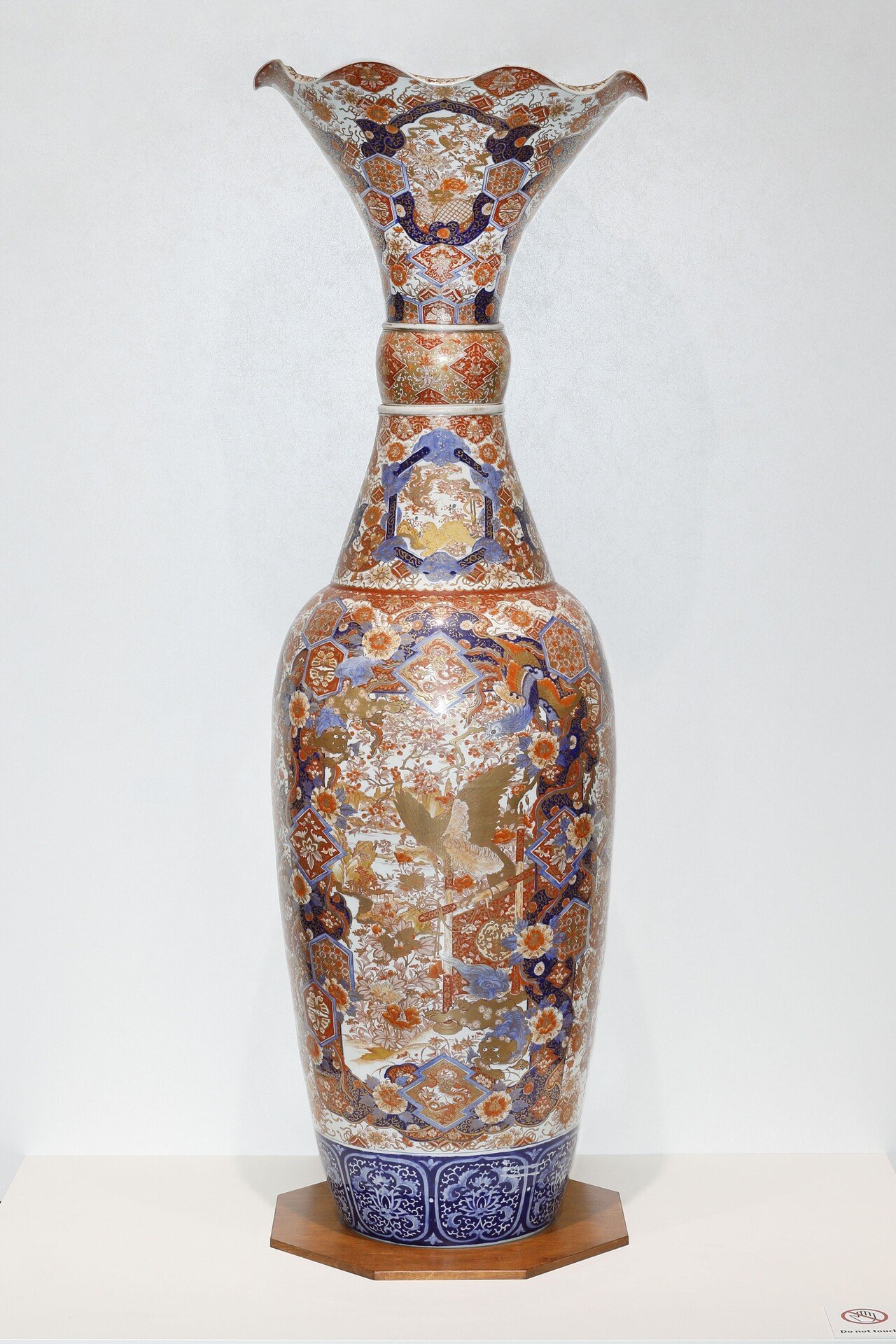 西洋人もびっくり 高さ約2メートル 有田焼の大花瓶 横山美術館 西洋人もびっくり 高さ約2メートル 有田焼の大花瓶 横山美術館