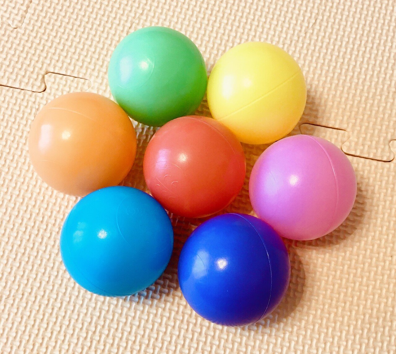 ここのところ娘は毎日少しずつ新しい言葉を覚えているようです 色の区別や名前も分かる種類が増えました オレンジは と聞くと Orange と良い発音 でオレンジのボールを渡してくれます さすが英語動画 Audrey Note