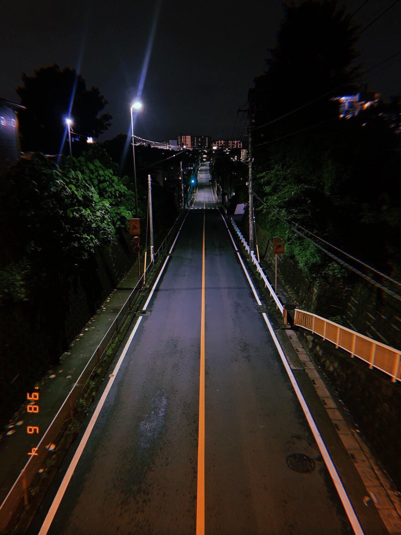 夜の散歩 引っ越してきてちょうど一年三ヶ月 初めてこの歩道橋を渡った 本当に誰も使っているところ 見たことがない歩道橋 一見無駄に見えるところに 綺麗なものは隠れている 無駄を楽しむ準 やん 毎日更新中 現在60日継続中 Note