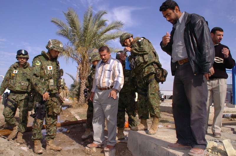 17.11.19 イラク人道復興支援活動・浄水場の施工状況を確認する隊員_R