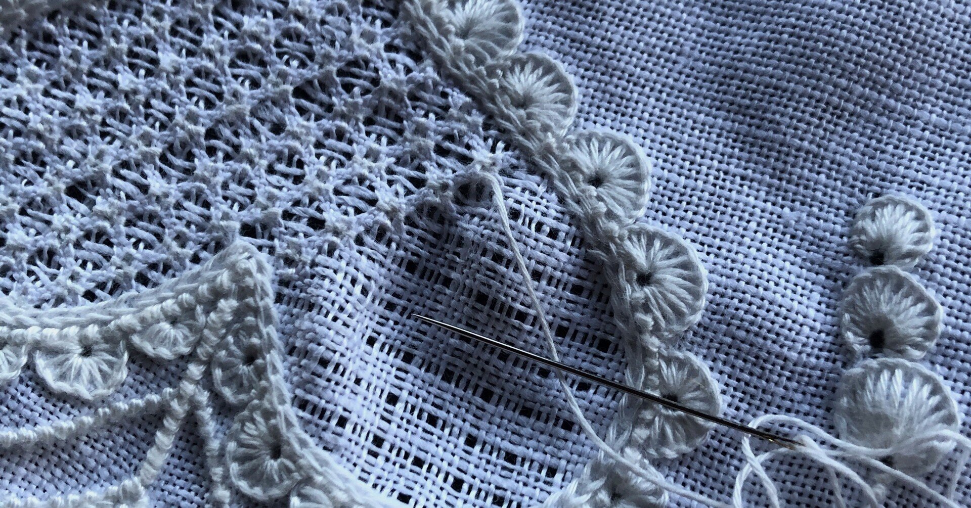 白い糸の刺繍【白糸刺繍】 そのなかのシュバルム刺繍とアジュール刺繍