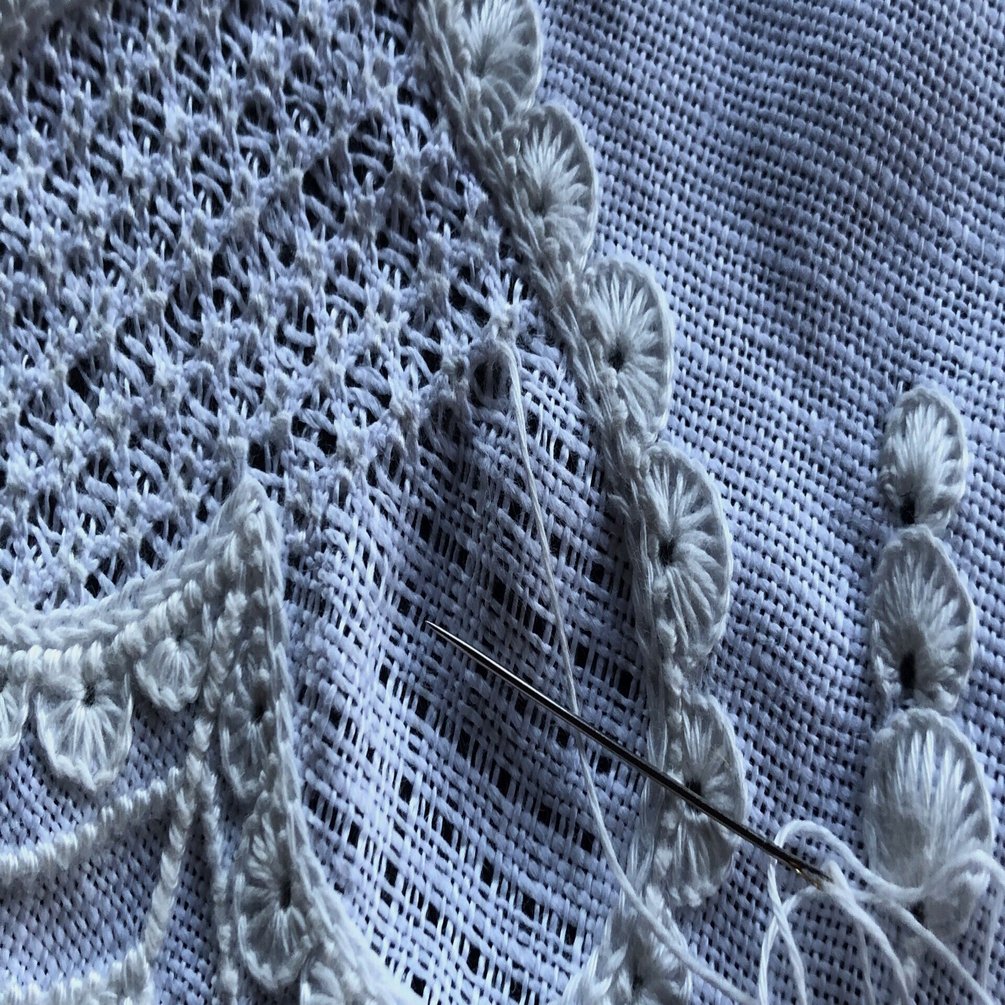 白い糸の刺繍【白糸刺繍】 そのなかのシュバルム刺繍とアジュール刺繍