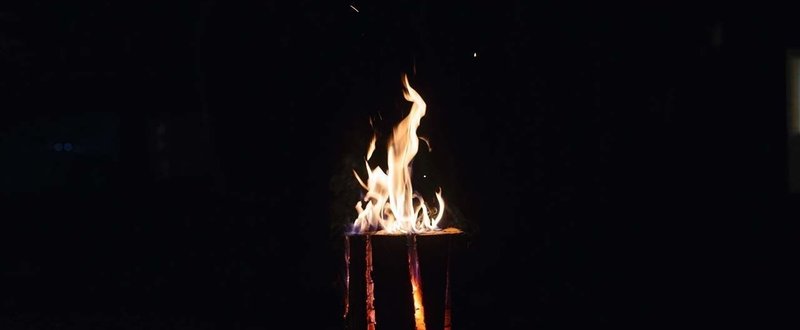 写真映えする焚き火スタイル『スウェディッシュトーチ』
