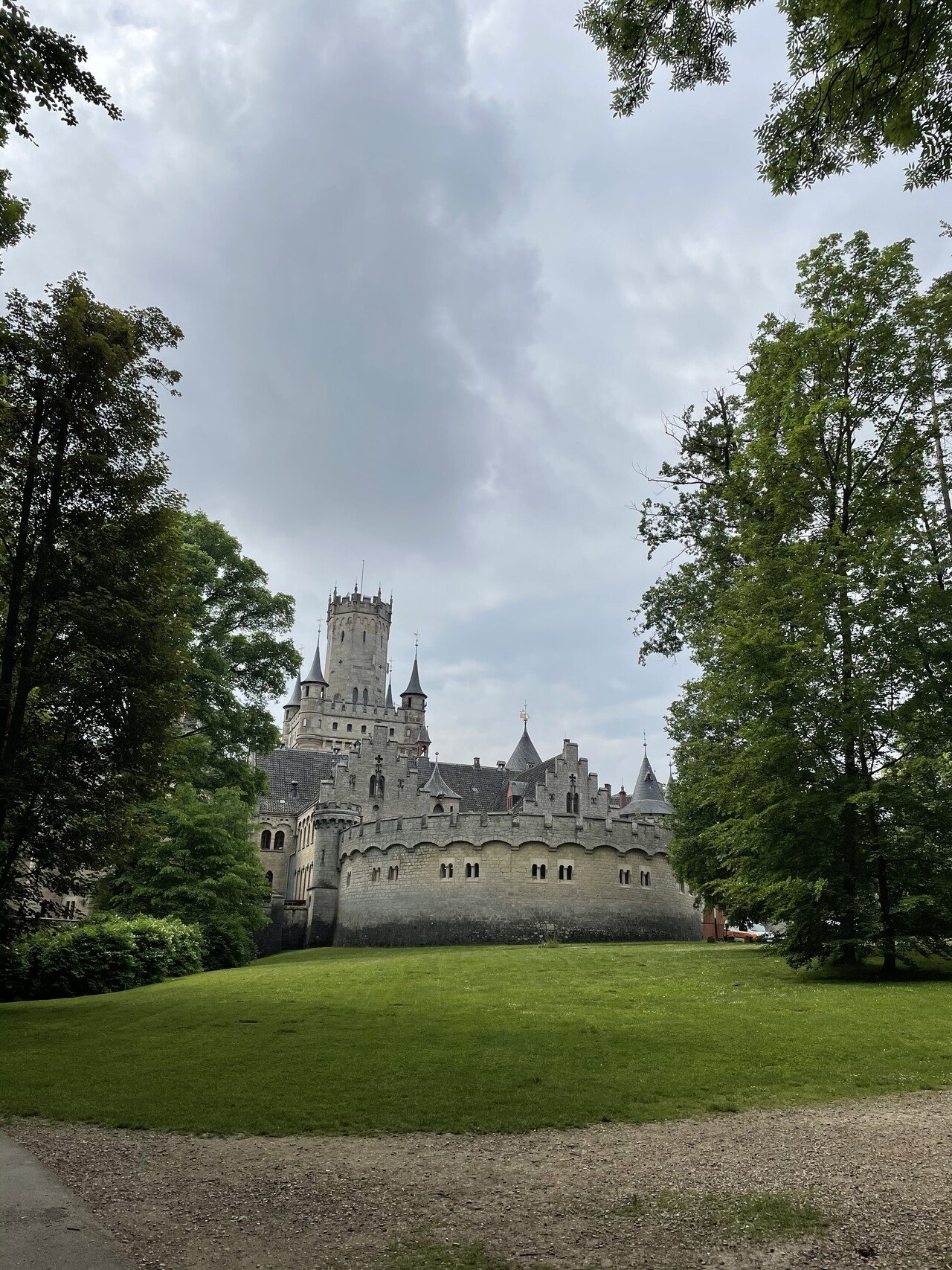 ドイツのとある町の森の奥にあるお城 外見がとても綺麗で お城の中の雰囲気も良い感じでした このお城はこの地域の王様から女王様の39歳の誕生日の 時にプレゼントされたものとのこと プレゼントがお城って Tさん Note ドイツのとある町の森の奥にあるお城 外見がとても綺麗で お城の中の雰囲気も良い感じでした このお城はこの地域の王様から女王様の39歳の誕生日の 時にプレゼントされたものとのこと プレゼントがお城って Tさん Note