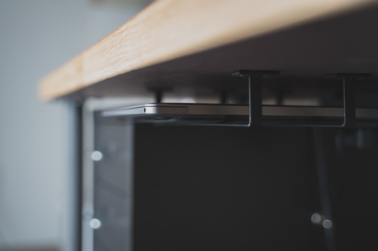 IKEA の天板を並べて、長いL字型テーブルを配置。生活空間に居心地の 