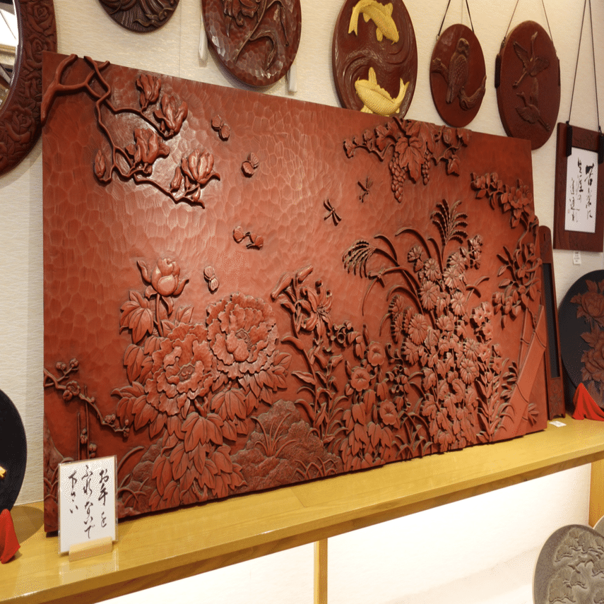 精巧な手彫りが生み出すリアリティと800年引き継がれる伝統の朱色