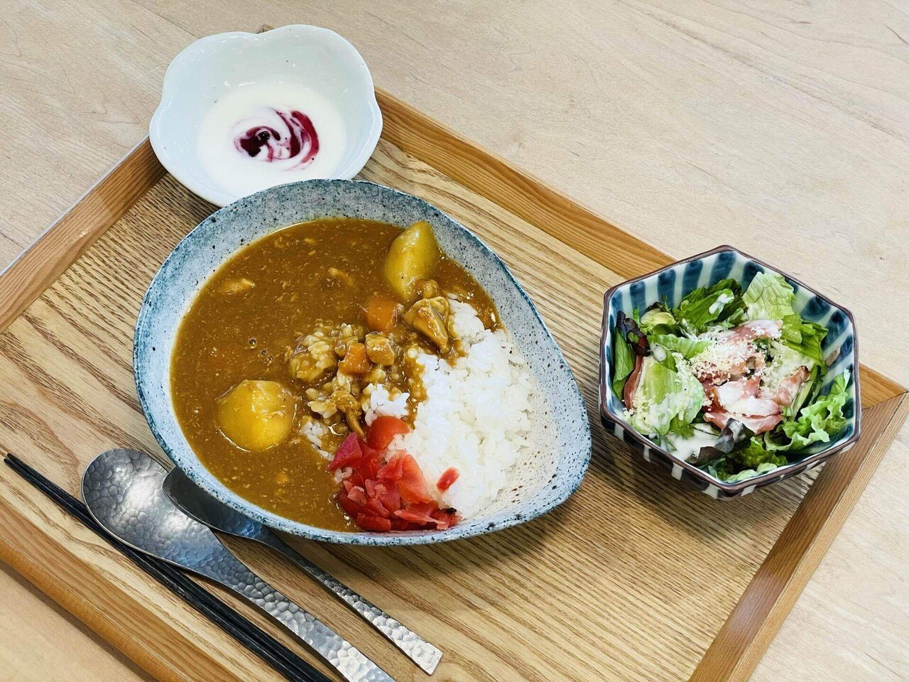 銀木犀 Lt 柏 Gt 今日のランチ チキンカレー シーザーサラダ ブルーベリーヨーグルト カレーの匂いだけで幸せになりますなぁ 今日もごちそうさま でした 銀木犀 柏 Note