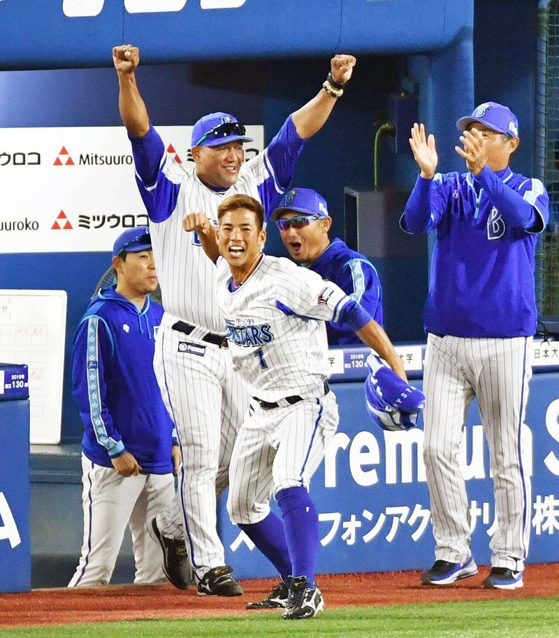 ＣＳ・ファーストステージ第２戦、乙坂のサヨナラ本塁打に喜ぶラミレス監督（１９年１０月、横浜）
