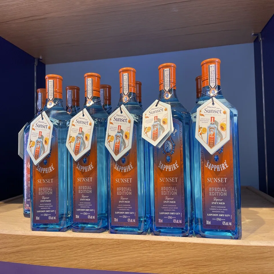 青いボトルが特徴的なボンベイサファイア蒸留所へ｜ヒデイシ/ Bar Don