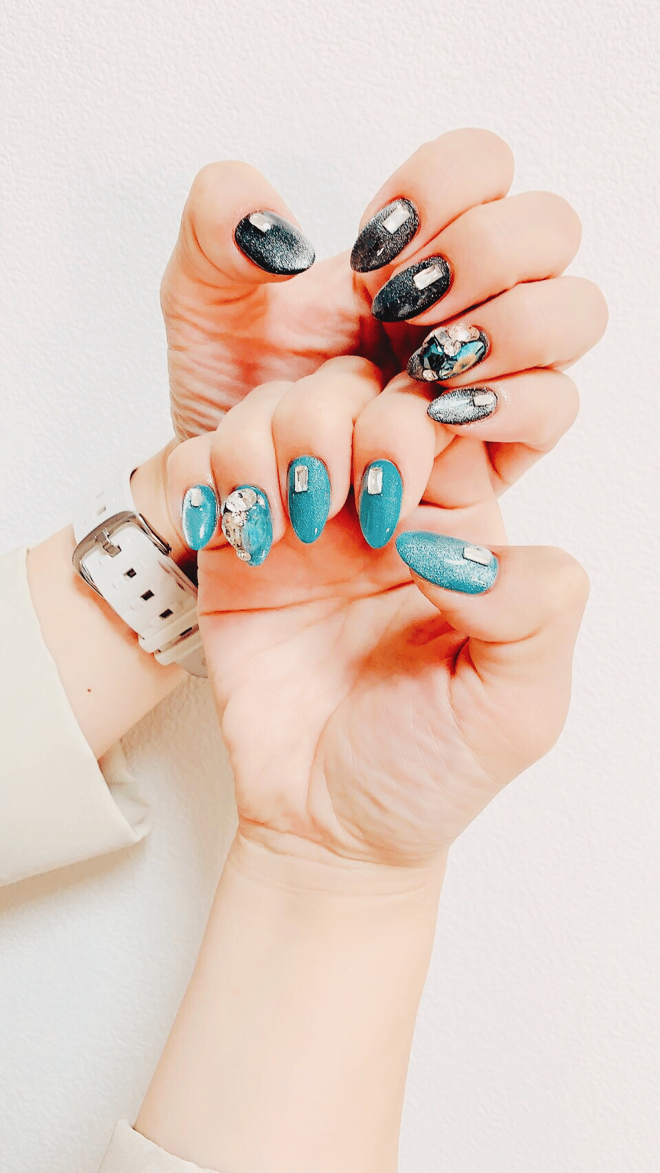 ネイルアート マグネットネイル ビジューネイル アシンメトリー 初夏ネイルに変えました 向山かおり Note ネイルアート マグネットネイル ビジューネイル アシンメトリー 初夏ネイルに変えました 向山かおり Note