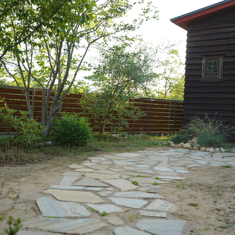 庭DIY】お庭を引き締める石の使い方｜セラコア