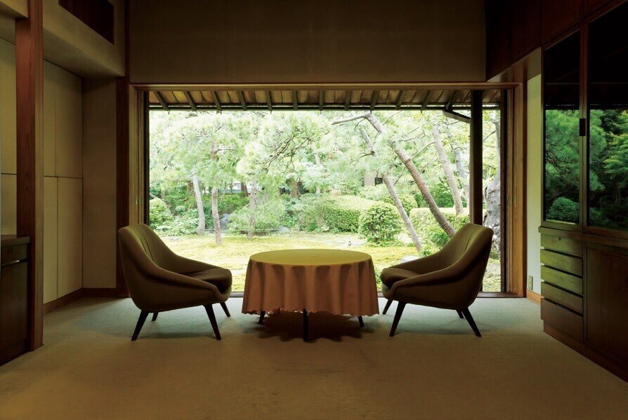 引込み戸により開口部を最大限生かした近代数寄屋建築。吉田五十 引込み戸により開口部を最大限生かした近代数寄屋建築。吉田五十
