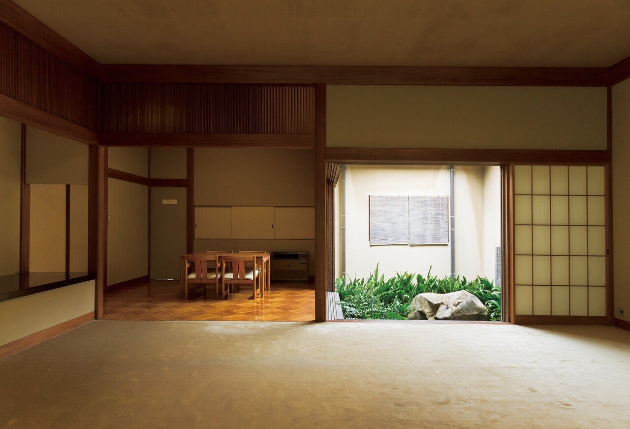 引込み戸により開口部を最大限生かした近代数寄屋建築。吉田五十