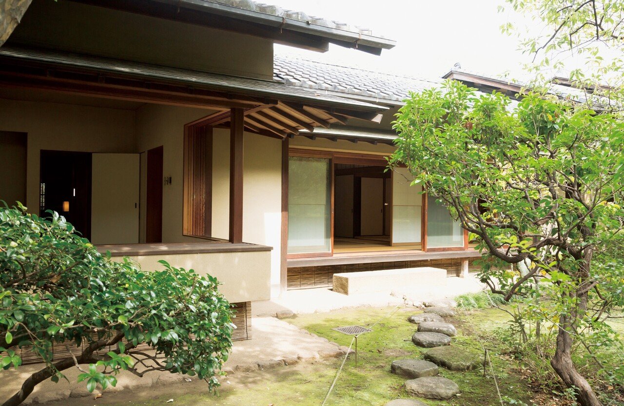 引込み戸により開口部を最大限生かした近代数寄屋建築。吉田五十 引込み戸により開口部を最大限生かした近代数寄屋建築。吉田五十