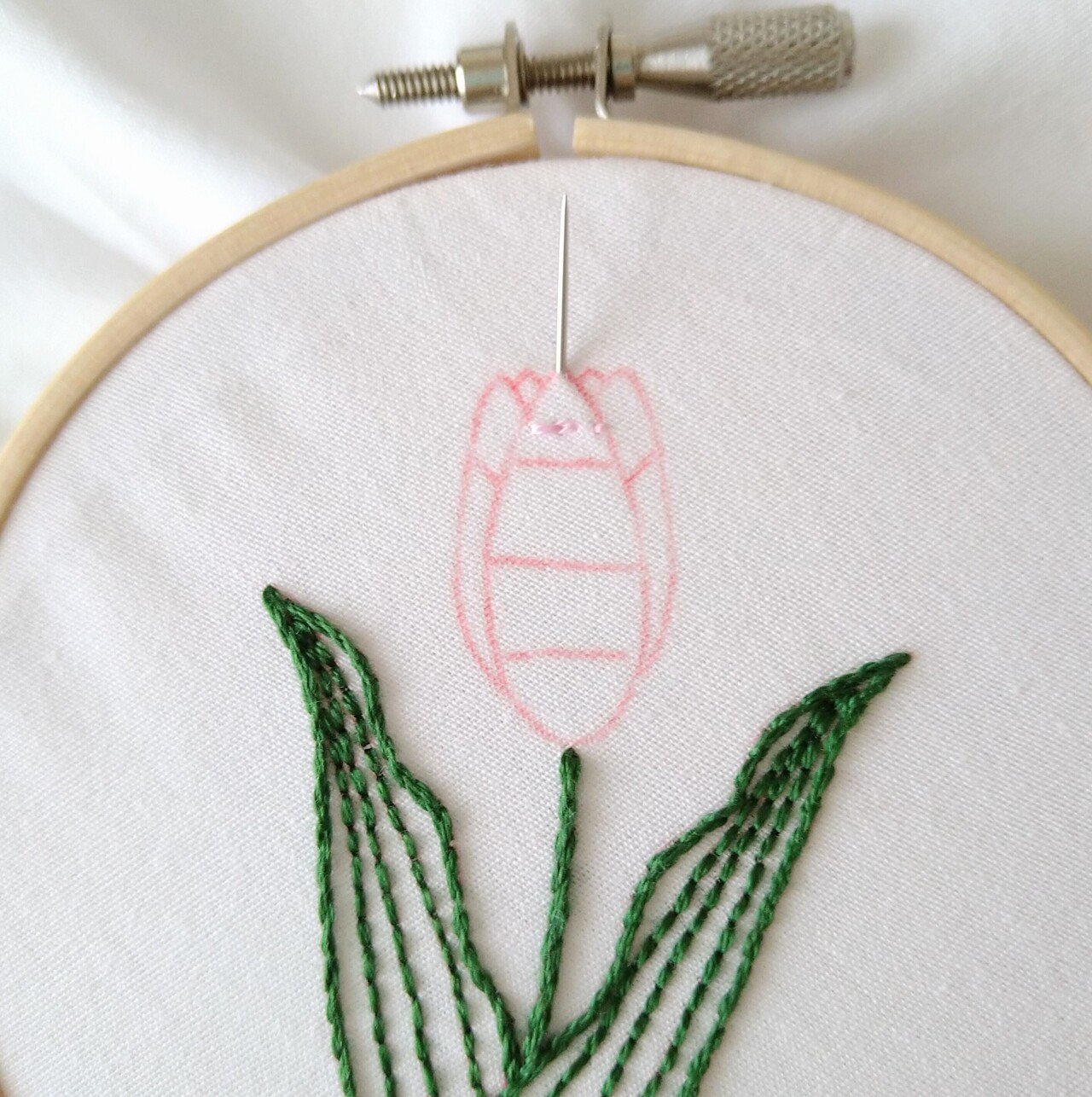 チューリップの刺繍ハンカチキットを作ろう🌷 ステップ5 〜花の刺繍1