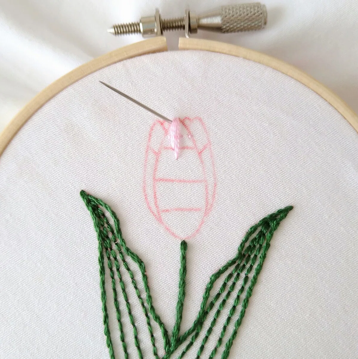 チューリップの刺繍ハンカチキットを作ろう? ステップ5 〜花の刺繍1 