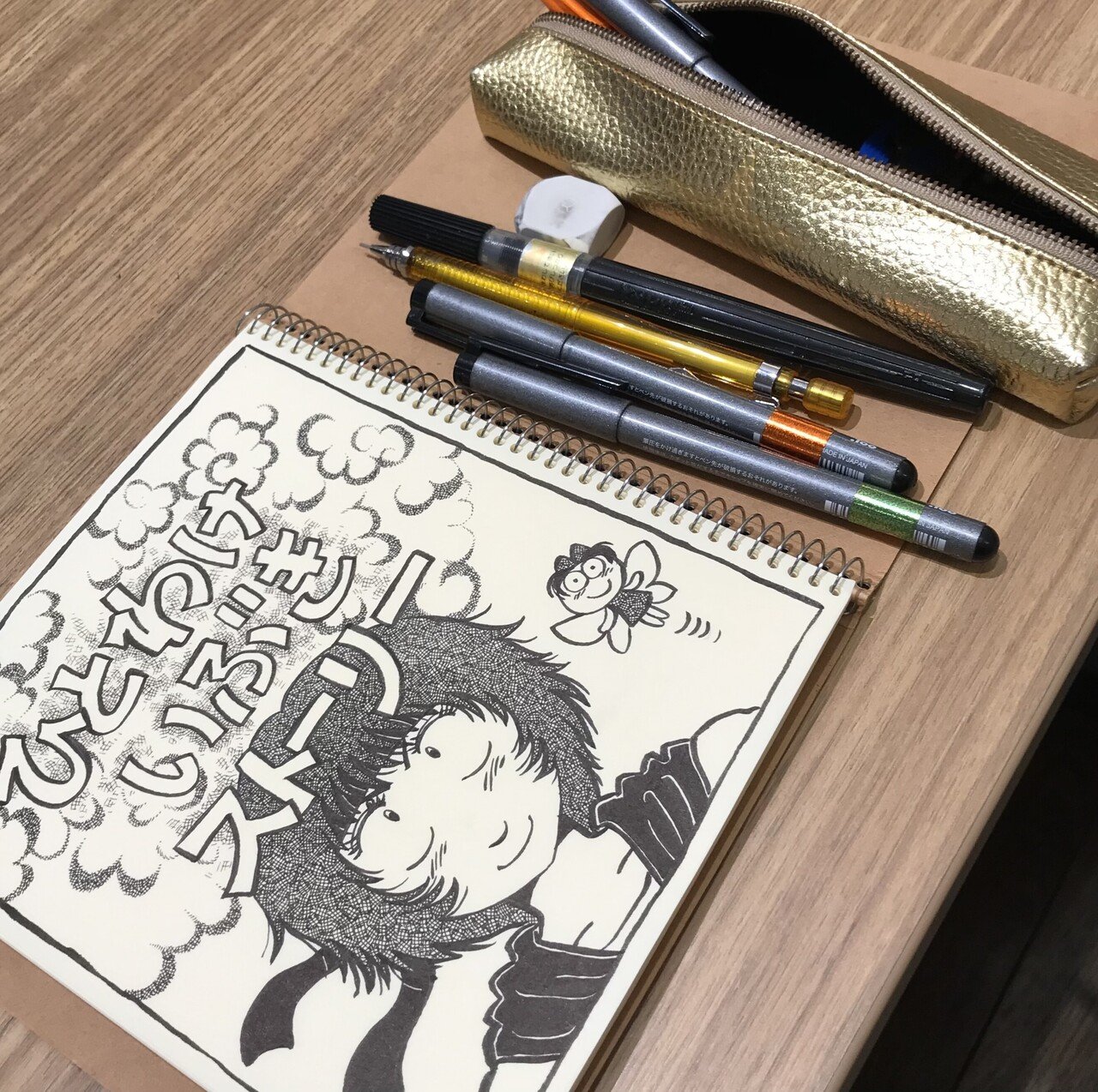 隙間時間に アナログすぎる漫画描いてます 何しろ 持って来た道具が コレだけなんで 小さめのクロッキー帳と ペン ケースに入るだけのコピック 筆ペン シャーペン 消しゴム 本編の投稿 ひとわけいぶき Note
