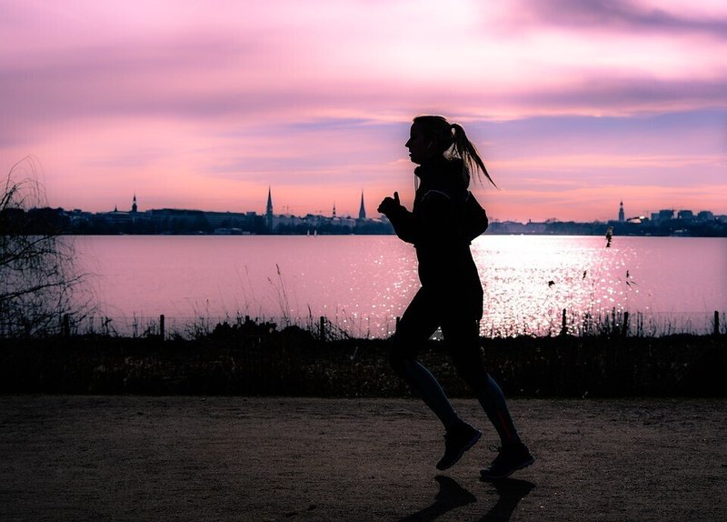 女性・ランナー・マラソン・ジョギング・夕闇・走る・河川敷