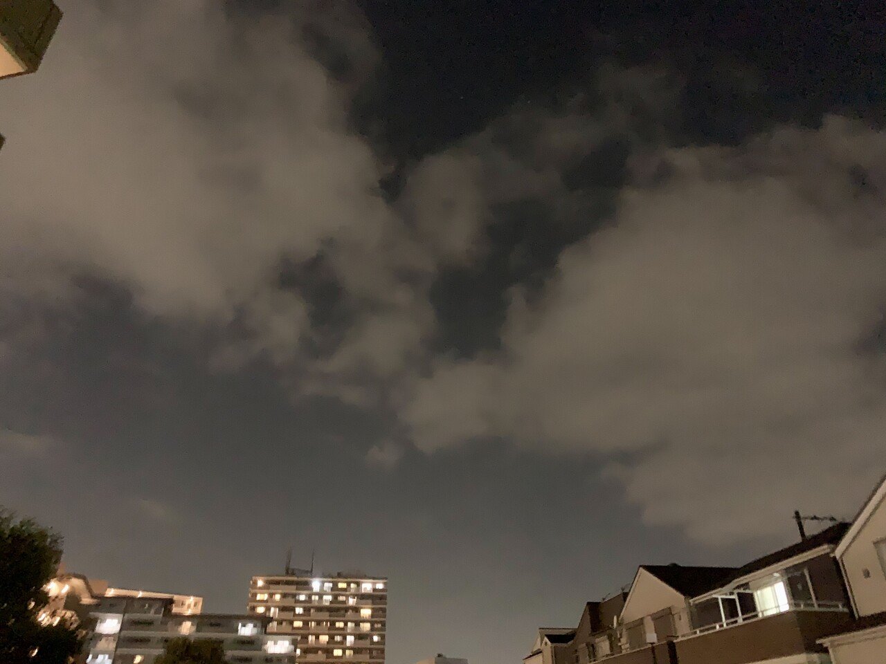 地上の光とお月様とに照らされた雲たちが 夜なのに こんなに明るく光ってる Sora Note 地上の光とお月様とに照らされた雲たちが 夜なのに こんなに明るく光ってる Sora Note