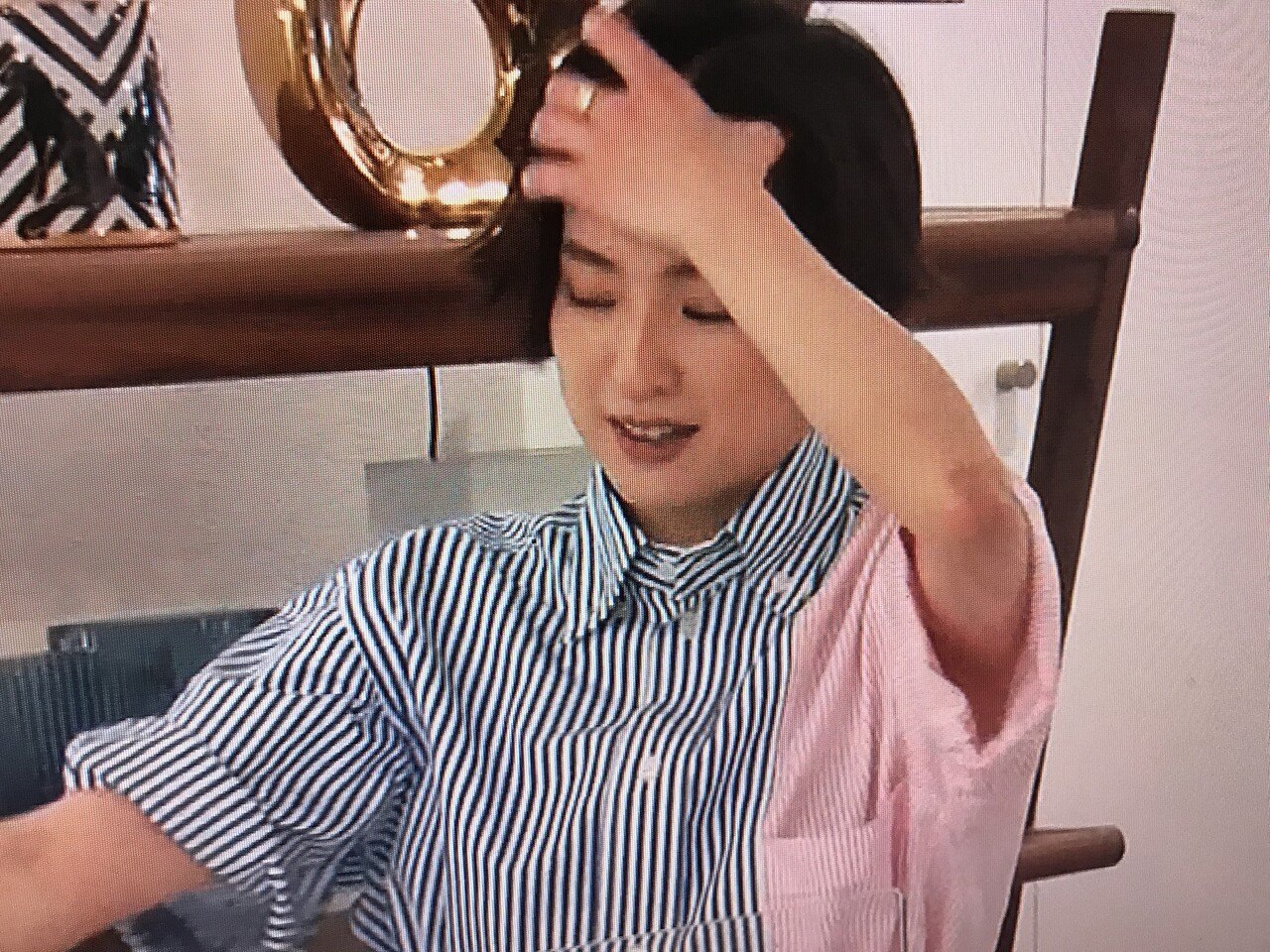 腋下 以前、松たか子の着ている服でちらりと見えるか見えないかの腋下 に、妙な興奮を覚えると書いたが、『櫻井・有吉THE夜会』の中村アンの服も袖口が広くてちらりと見えそうな腋下に興奮（笑）ノースリーブの服では、こ｜康隆