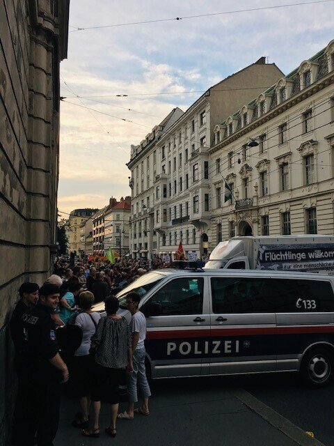 イギリスの道路で許可された最初の自動運転シャトルバス ケンブリッジの道路で3つの自動運転シャトルが試運転中 英国で初めて車や自転車の隣を走行 流星 国際サウナブロガー オンライン英語学習実践者 ヨーロッパ圏海外赴任中 政府系機関職員 Note