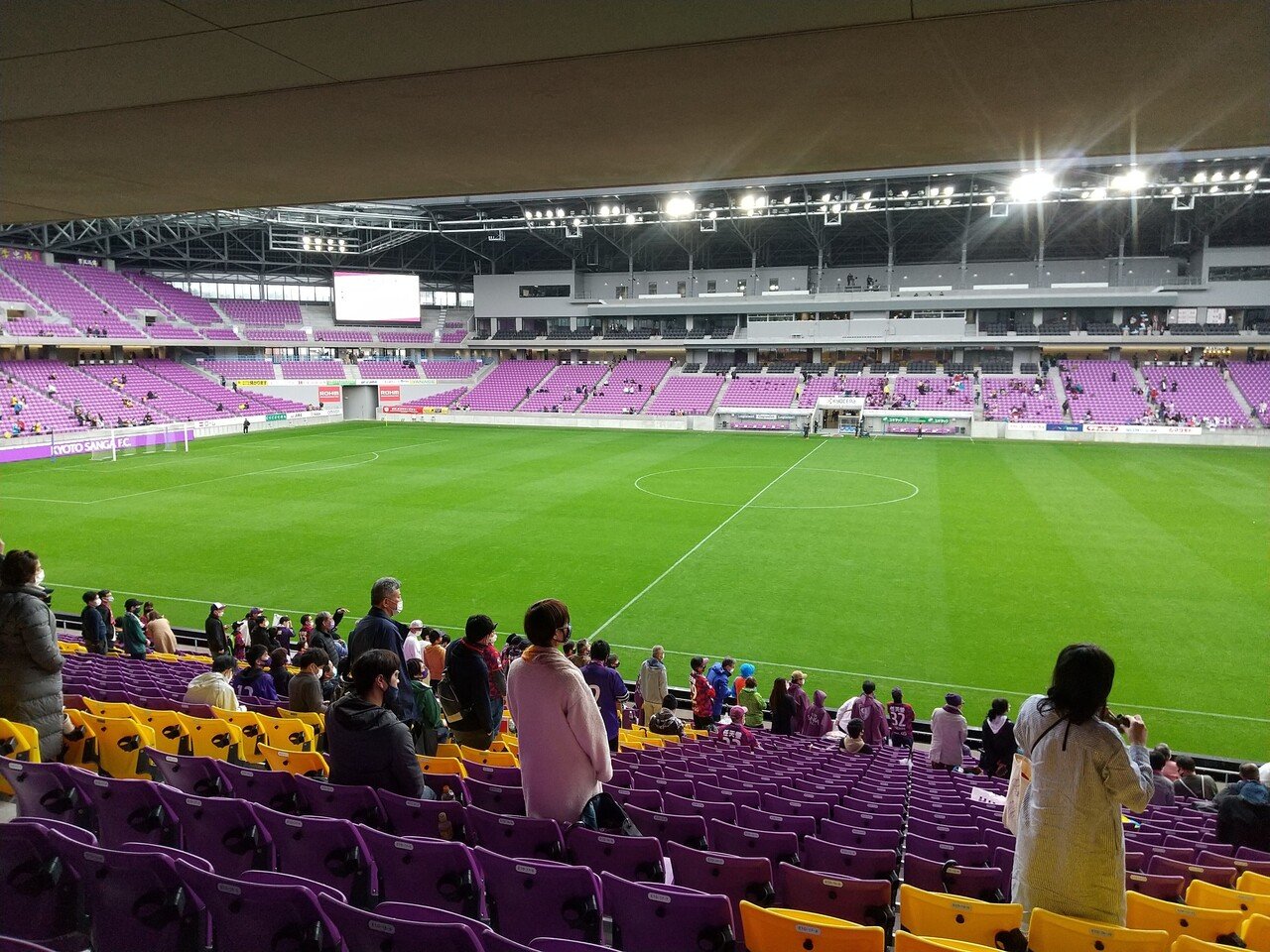 90分間の観戦マイルール Case2 作家 津村記久子さんは 通路側席で試合も空間も満喫する Samurai Blueの中の人 90分間の観戦マイルール Case2 作家 津村記久子さんは 通路側席で試合も空間も満喫する Samurai Blueの中の人