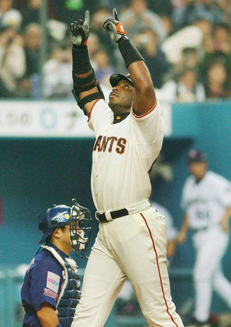日米野球で本塁打を放つバリー・ボンズ（０２年１１月、大阪ドーム）