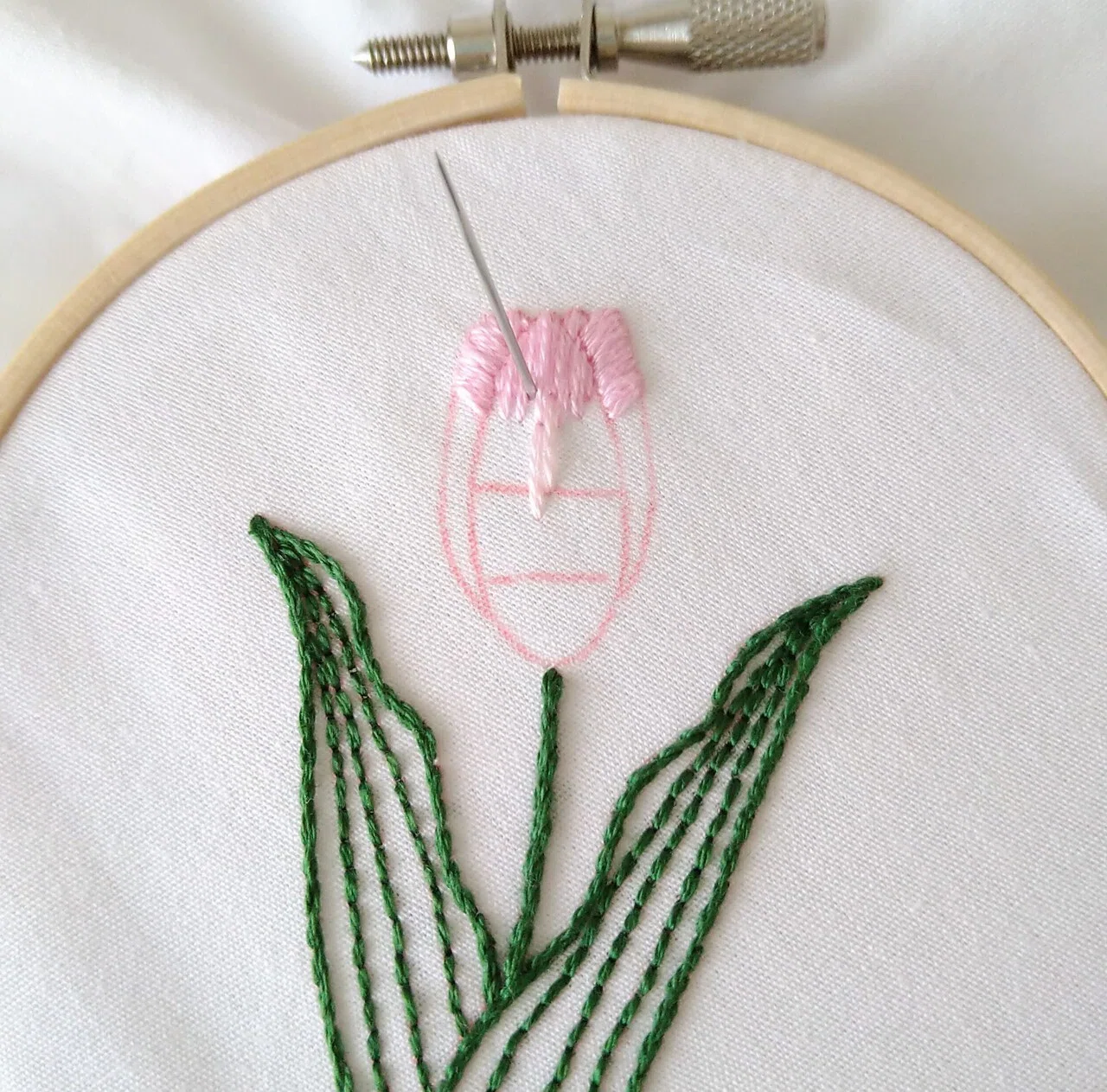 チューリップの刺繍ハンカチキットを作ろう🌷 ステップ7 〜花の刺繍3