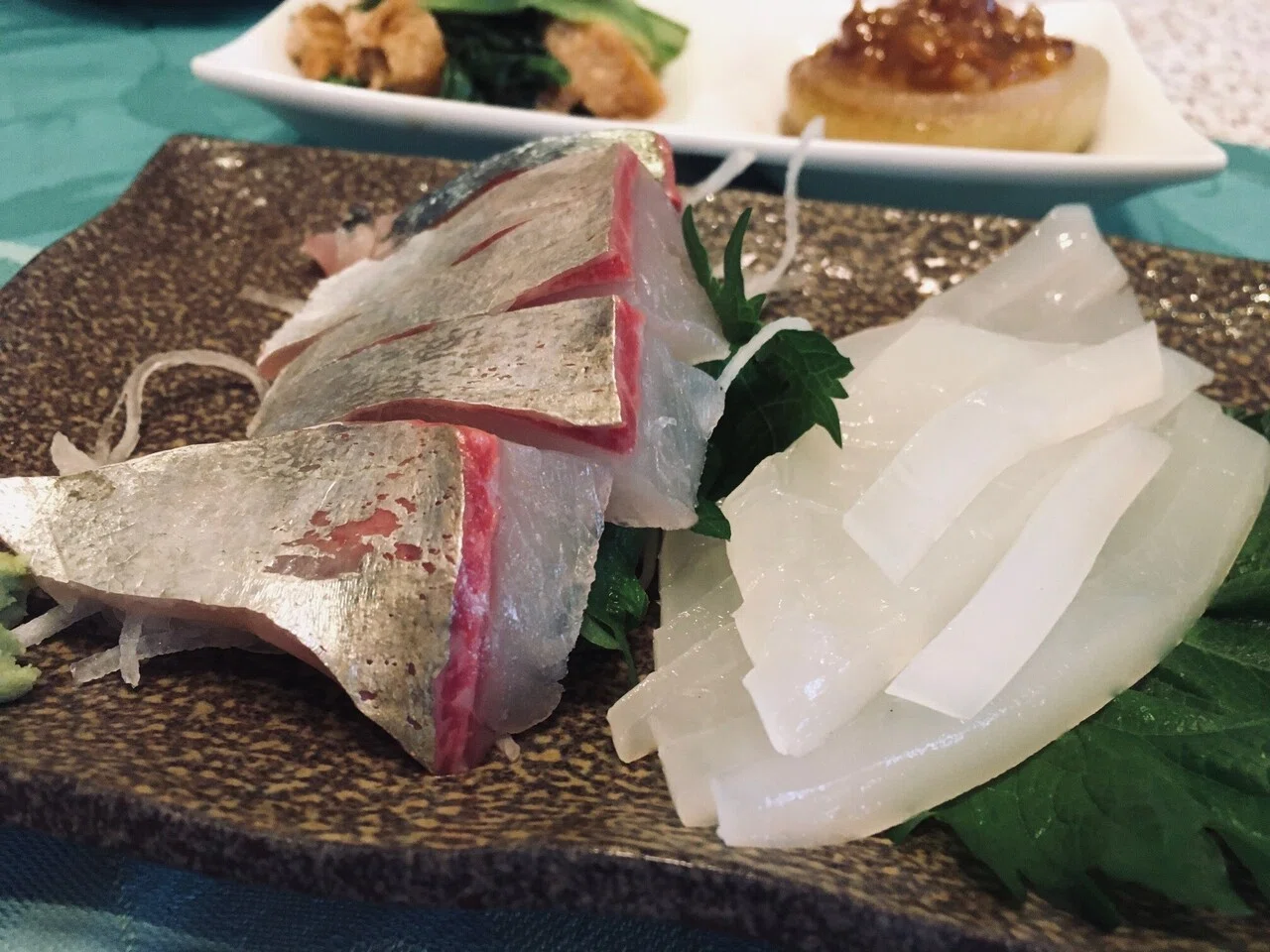 シマアジと剣先イカのお刺身 見るからにキラキラピカピカで角がピンと立ってて新鮮なのがよくわかる ねっとり甘いイカとコリっとした歯ごたえの中に甘みが広がるシマアジ キンキンに冷やしたお皿に乗せていた おーじろー Note