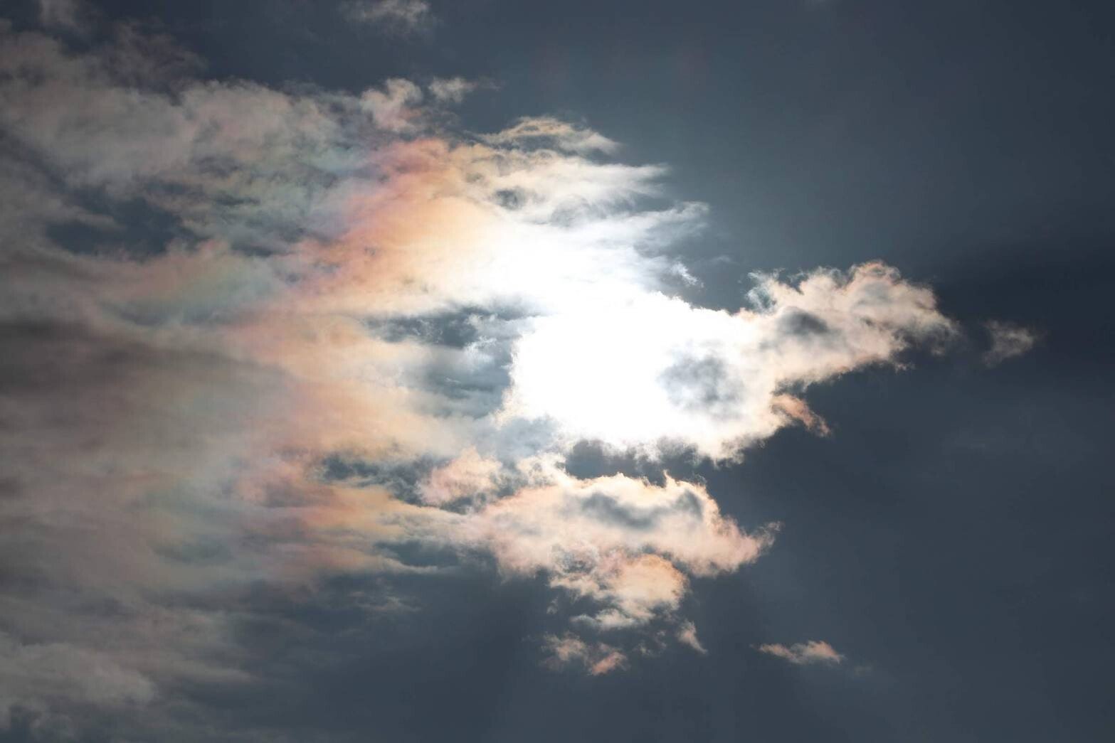 空が好きって話③ 虹色の雲｜moe