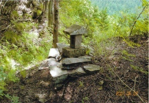 土坂峠に有る石祠