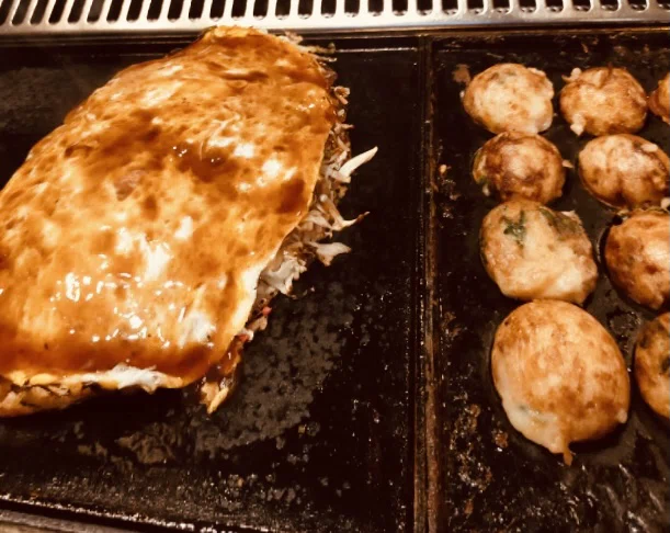 東京の友達が 久しぶりに大阪に来てます 何が食べたい と聞いたところ やっぱり粉もん だそうです なるほど そうなのかぁ ということで 梅田にある 蛸之徹 さんへ ココは 自分で焼くスタイル 谷本健誌 Note