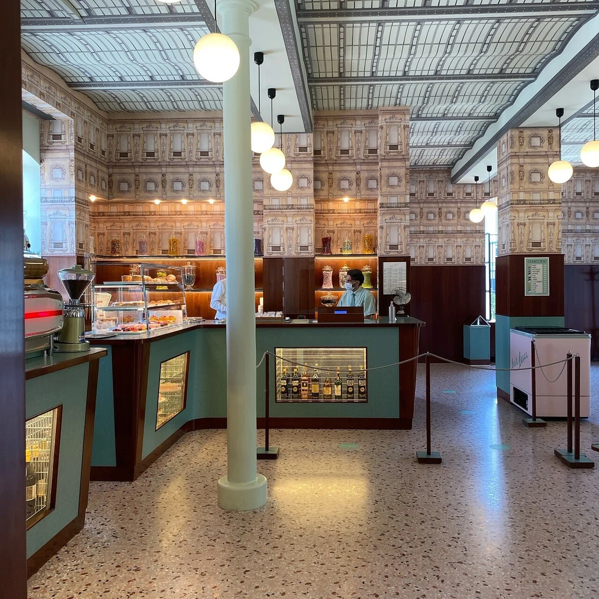 洋書『NEW BARS CAFES &PUBS IN ITALY』建築・店舗 バール・ルーチェ（Bar Luce）：ウェス・アンダーソンが手がける