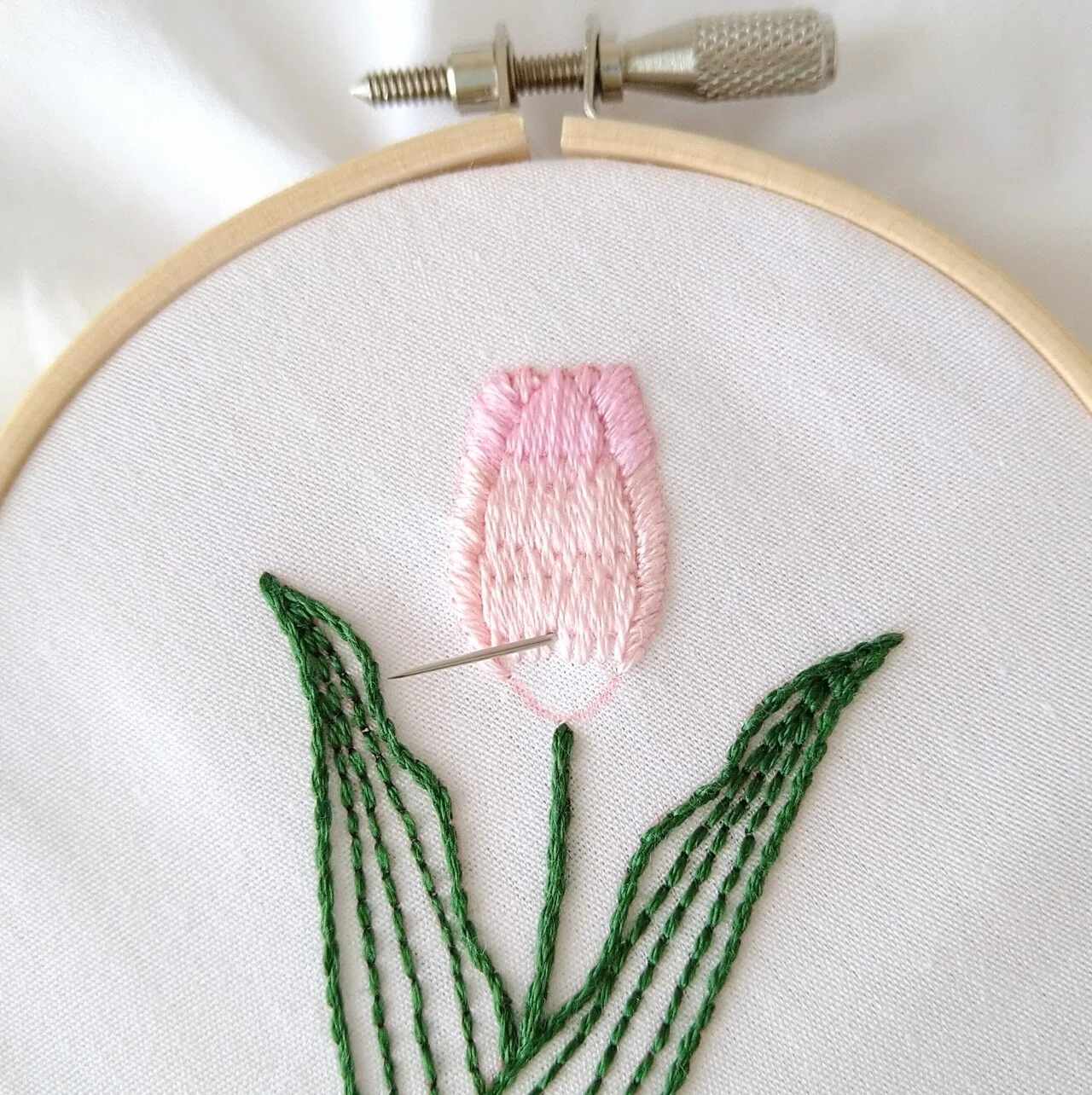 手刺繍入ちっちゃな ガーゼハンカチ【りす君とローズヒップ