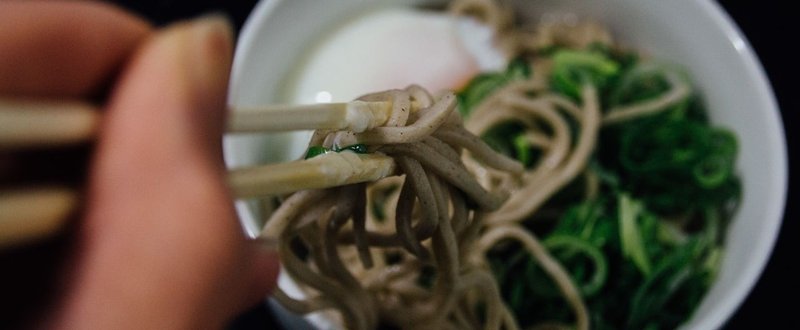 まずそうな食べ物の写真が案外売れるその訳とは。1玉40円くらいのそばが$30に化けるという錬金術。ストックフォト売上