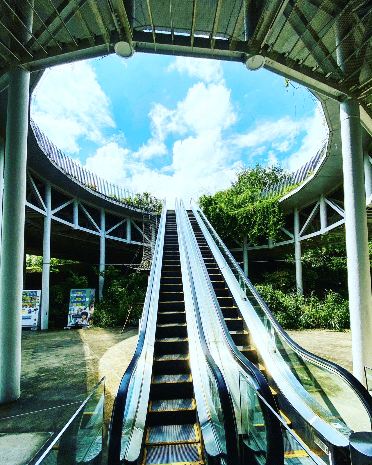 東京建築巡り 円形にぽっかりあいたエスカレーター 東京の建築 アート巡りオタク Tanrock Note