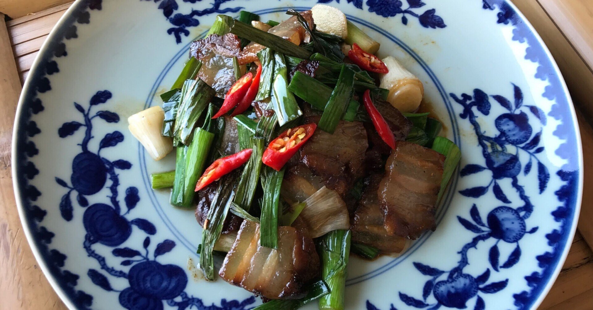 おうちで中華 - 臘肉炒蒜苗（葉ニンニクと中華ベーコンの炒めもの）｜酒徒（しゅと） - おうちで中華｜note