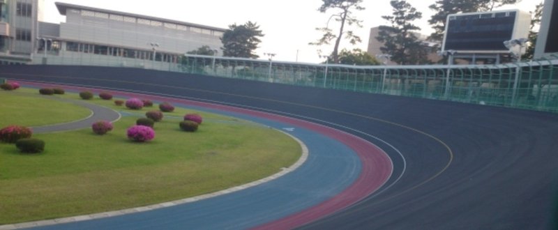 開催まであと２日！　自転車同士の接触で飛ぶ火花、そして落車……コンマ数秒の出来事にレースは左右される。