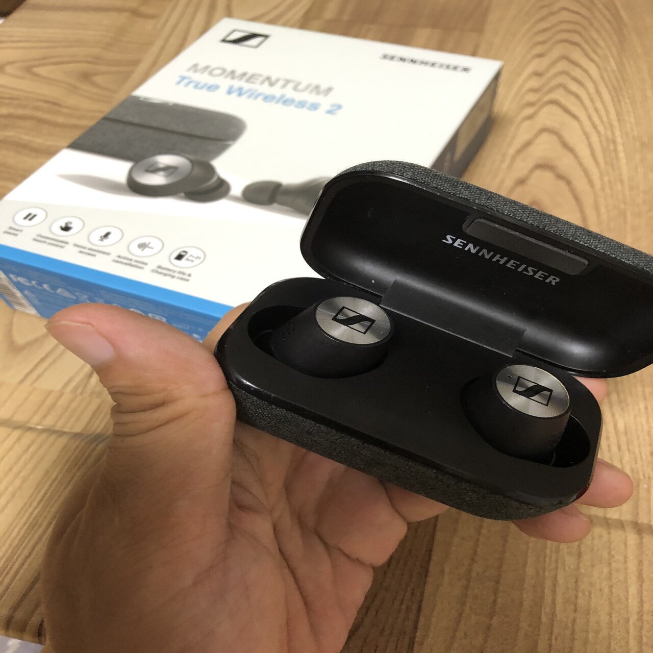 SENNHEISERのワイヤレスイヤホンMOMENTUM True Wireless1 vs 2！どっち