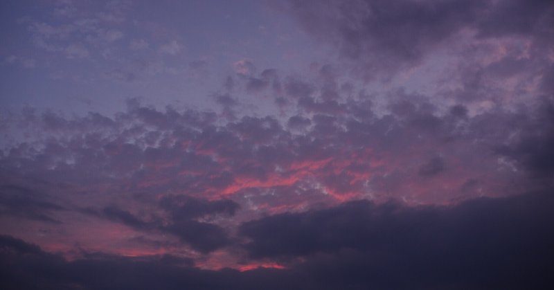 夕焼けと雲と月