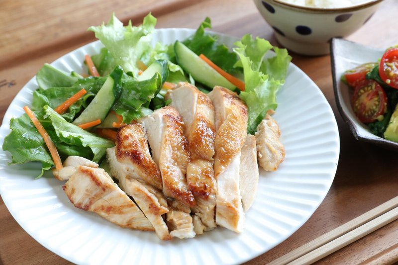 主菜 鶏むねのゆずこしょうバター焼き 副菜 ほうれん草とアボカドのサラダ の作り方 ぐっち夫婦 料理家 Note