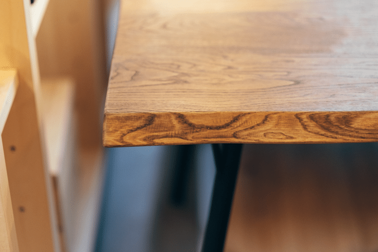 お気に入りのダイニングテーブル。耳付きの一枚板のテーブルが欲しいなと以前から思っていましたが、とても高価なものが多い。そんな中、minneで見つけたMorinoOkurimoさんのテーブル。合板でしたが、耳付きで栗の木の風合いが活かされたとても素敵なテーブルでした。そしてリーズナブル。足はアイアン。床の無垢材より色味は濃いですが、アイアンを挟むことにより、良い感じに調和してくれます。お気に入りのテーブル、大事に使っていきます。