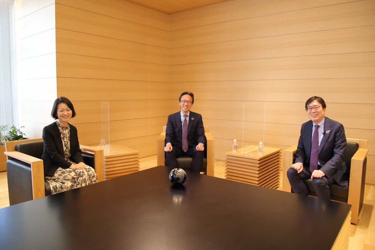 特別対談vol 1 Calbee Itoki 2人の社長に聞く これからのオフィスのあり方 The Calbee 特別対談vol 1 Calbee Itoki 2人の社長に聞く これからのオフィスのあり方 The Calbee